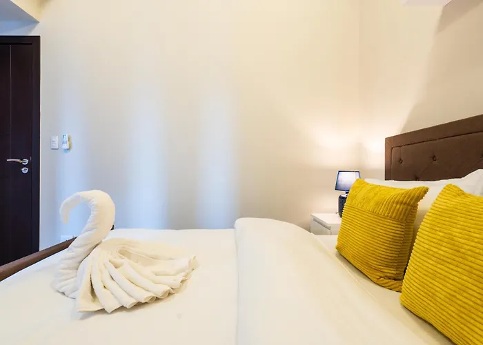 Uptown Parksuites Sky Garden Flr Bright Airy 2 Bedroom Balcony Apartment *
