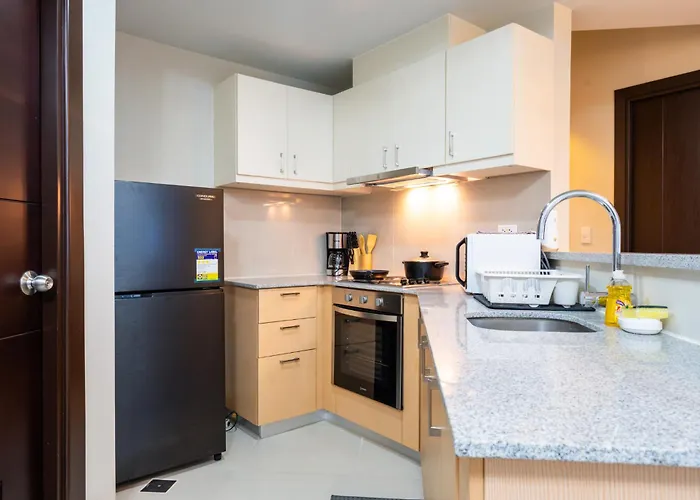 Uptown Parksuites Sky Garden Flr Bright Airy 2 Bedroom Balcony Apartment