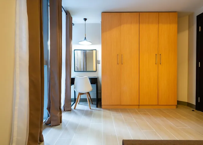Apartment Uptown Parksuites Sky Garden Flr Bright Airy 2 Bedroom Balcony